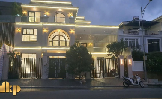 BIỆT THỰ CHỊ DUNG - QUẬN 7